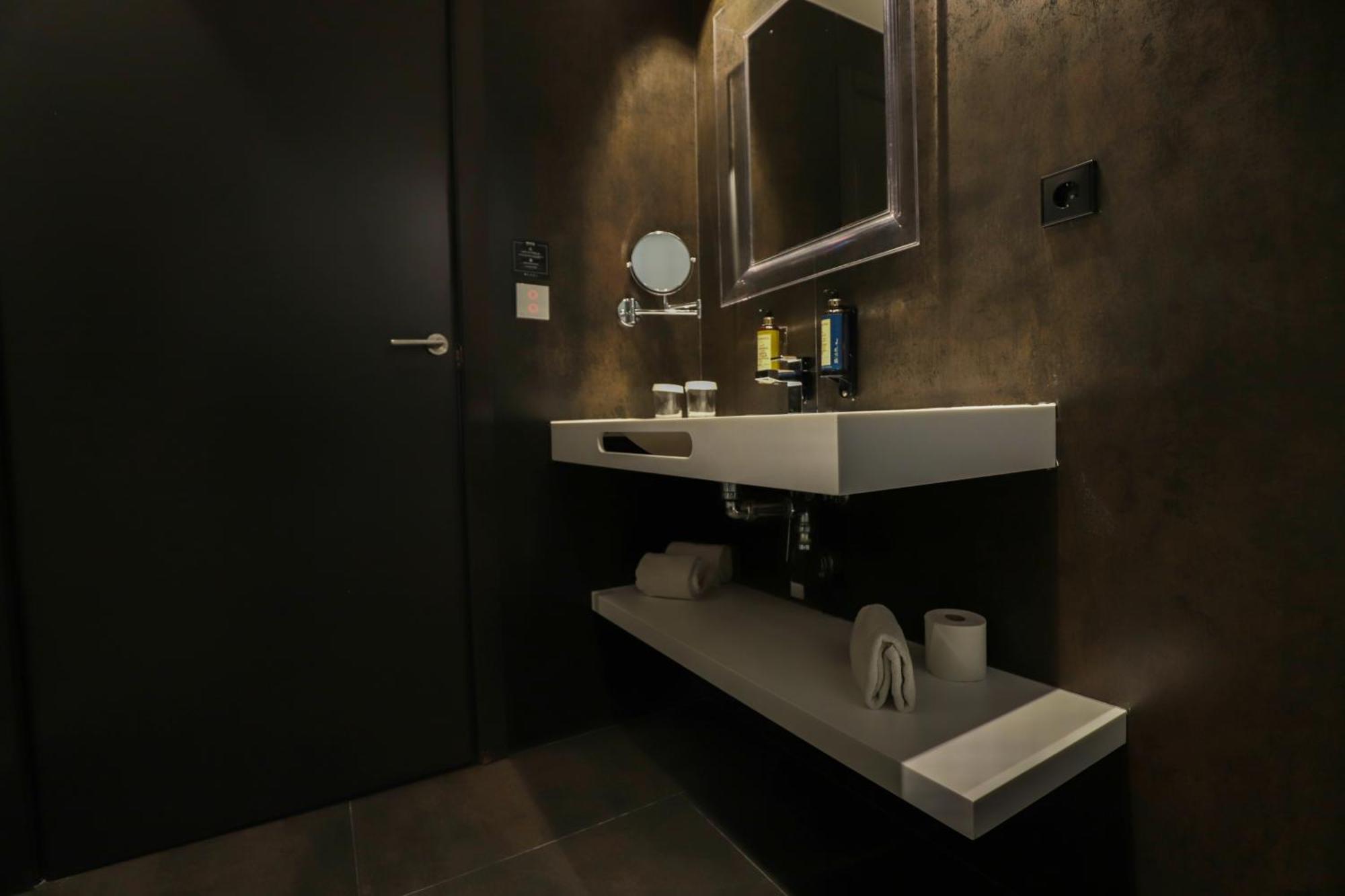 Standard Suite,1554991138:JPEG